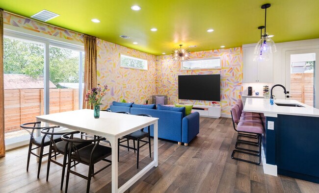2415 E 10th St in Austin, TX - Building Photo - Building Photo