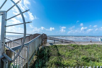 10811 Termini-San Luis Pass Rd in Galveston, TX - Foto de edificio - Building Photo