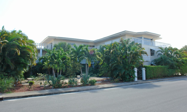 Linden Arms in Lake Worth, FL - Building Photo - Building Photo