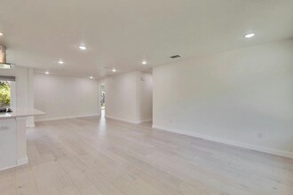 8503 Kromer St in Austin, TX - Foto de edificio - Building Photo