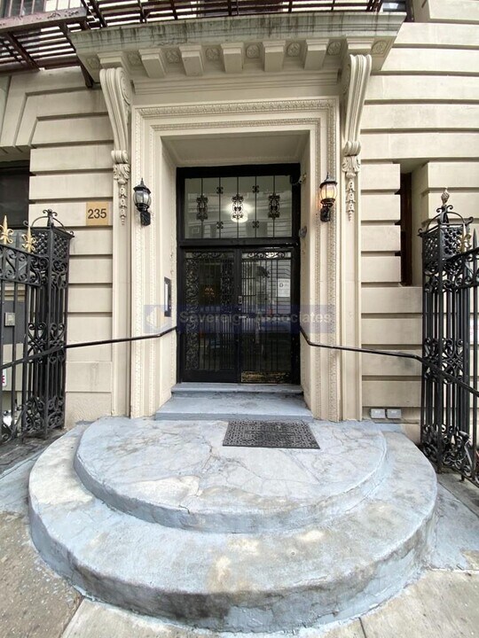 235 W 103rd St in New York, NY - Foto de edificio