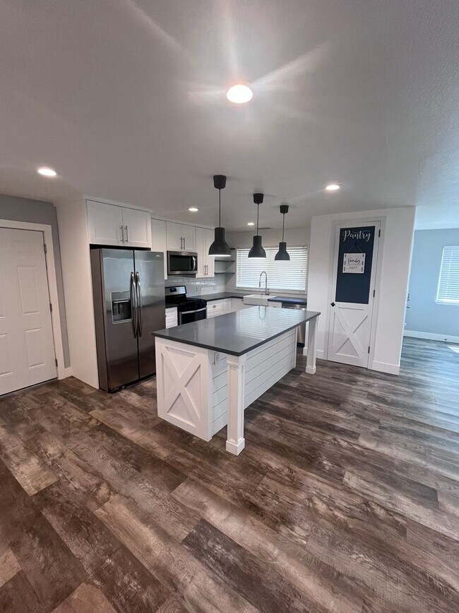8120 Hauge Dr in Elverta, CA - Building Photo - Building Photo