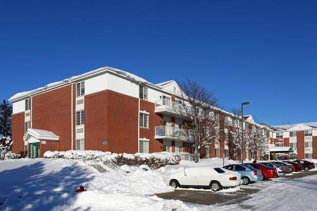 Hunt Club Village in St. Charles, IL - Foto de edificio - Building Photo