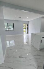 16440 NE 10th Ave in North Miami Beach, FL - Building Photo - Building Photo