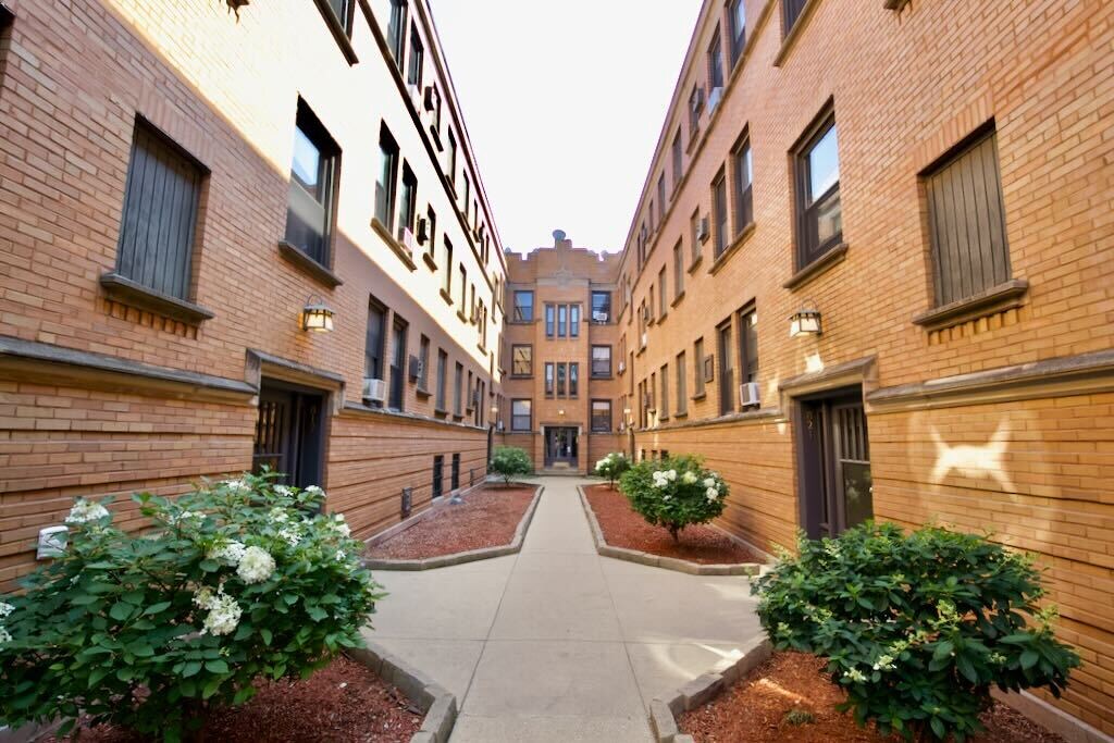 820 W Cornelia Ave in Chicago, IL - Building Photo
