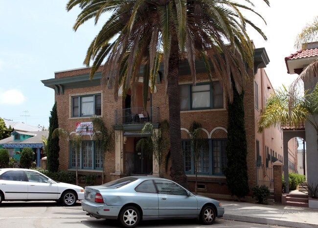 Avondale Arms in Long Beach, CA - Foto de edificio - Building Photo