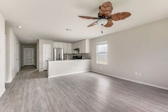 5738 Elm Valley Dr in San Antonio, TX - Building Photo - Building Photo