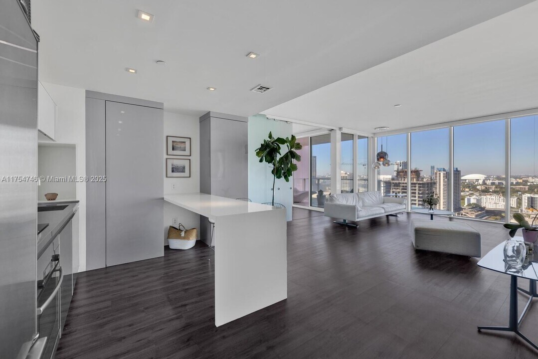 1040 Biscayne Blvd, Unit 2507 in Miami, FL - Building Photo