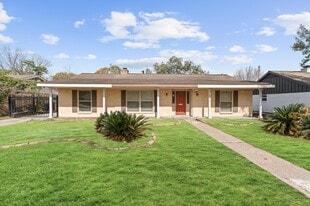 6026 McKnight St in Houston, TX - Building Photo
