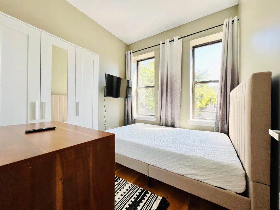 1817 Putnam Ave in Ridgewood, NY - Building Photo