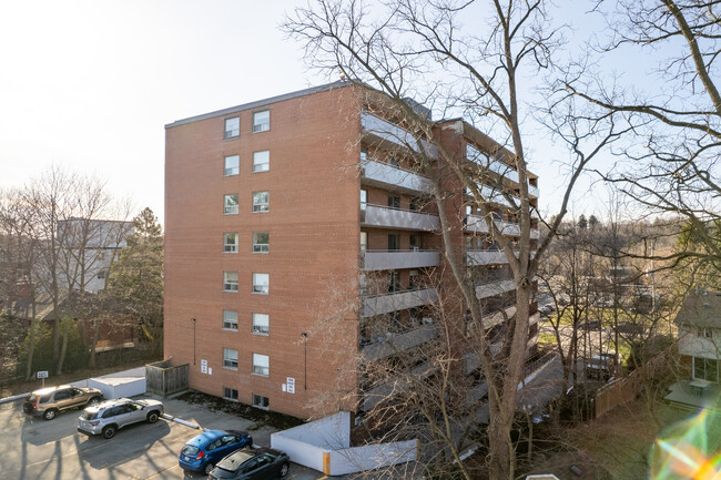 Kingscourt Apartments in Dundas, ON - Building Photo - Building Photo
