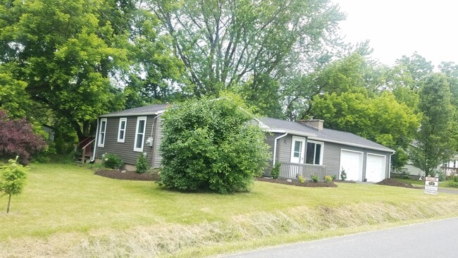 4582 Maiden Ln in Canandaigua, NY - Foto de edificio - Building Photo