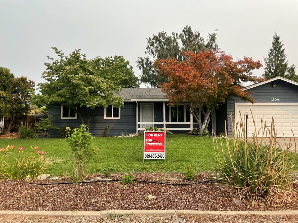 1704 Harris Ct in Wenatchee, WA - Foto de edificio