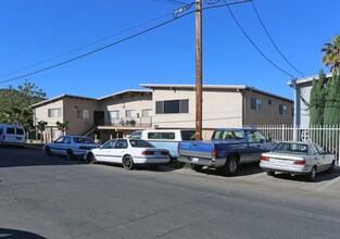 10407 Mount Gleason Ave in Sunland, CA - Foto de edificio - Building Photo
