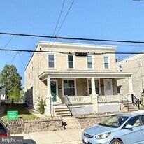 1235 Maple St in Pottstown, PA - Building Photo