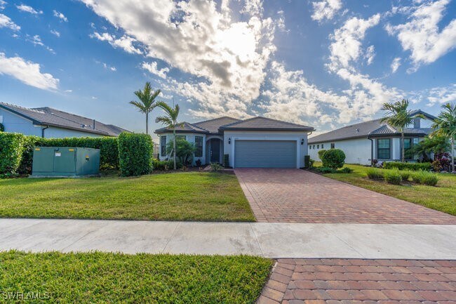 6775 Winding Cypress Dr in Naples, FL - Building Photo