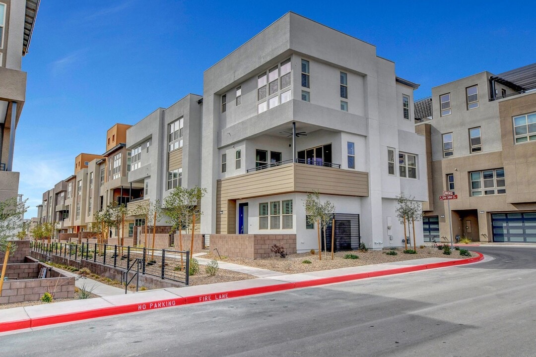 670 Grey Saker St in Las Vegas, NV - Building Photo