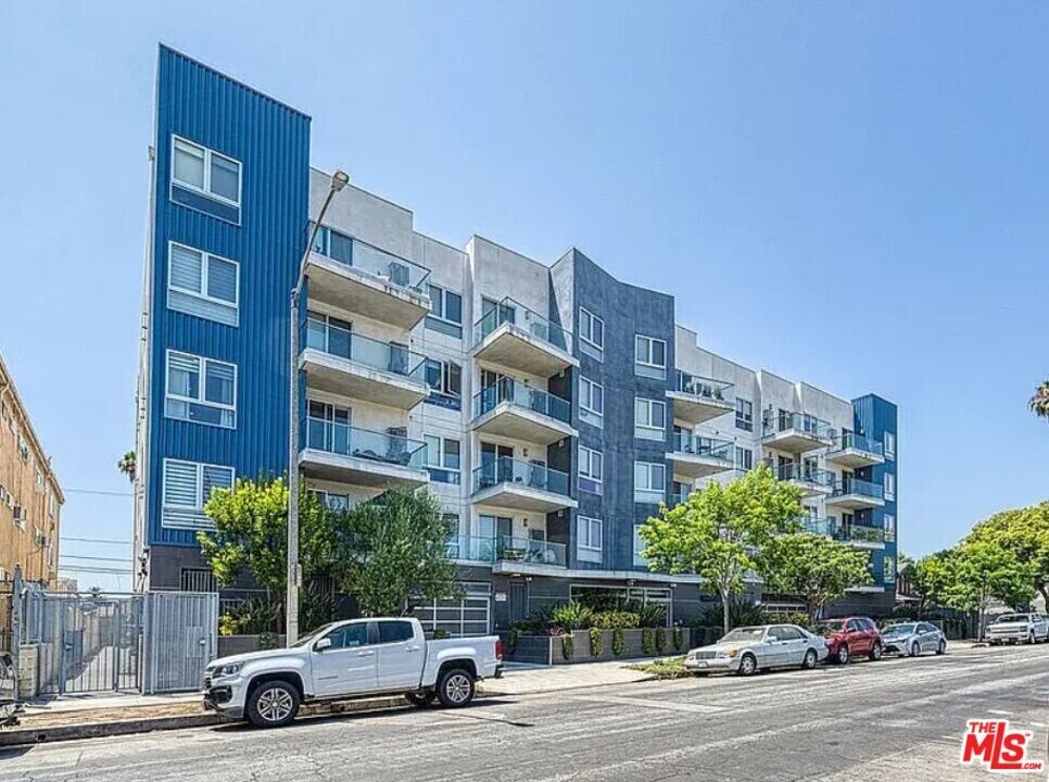 105 S Mariposa Ave in Los Angeles, CA - Building Photo