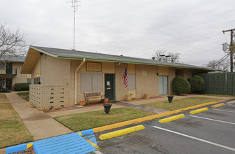 Carriage Hill in Arlington, TX - Building Photo - Building Photo