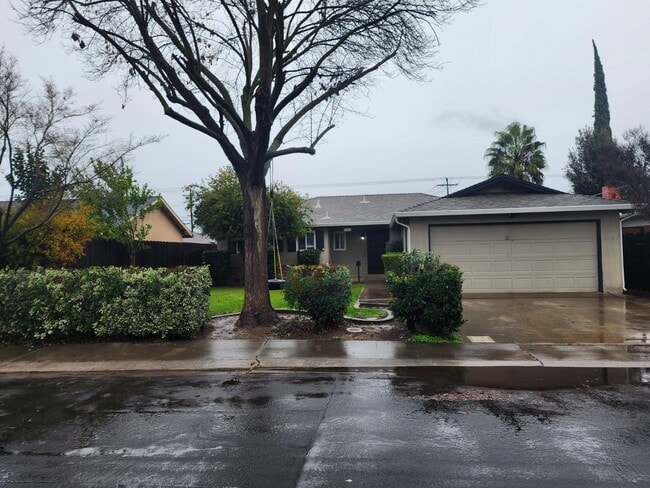 917 Huntington Dr in Modesto, CA - Building Photo - Building Photo