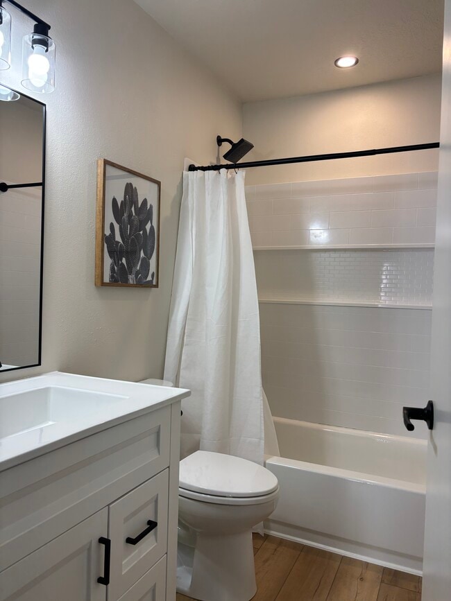 609 N Seven Peaks Blvd, Unit 18 in Provo, UT - Foto de edificio - Building Photo