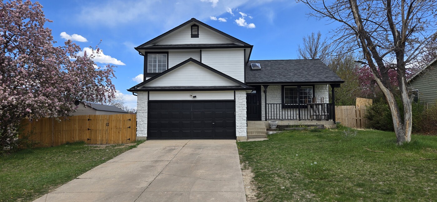 12090 Dahlia Dr in Thornton, CO - Building Photo