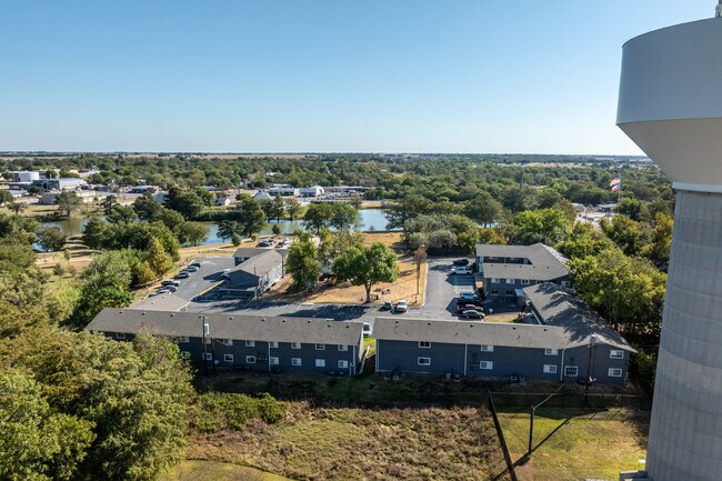 Lakeside Apartments in Taylor, TX - Building Photo - Building Photo