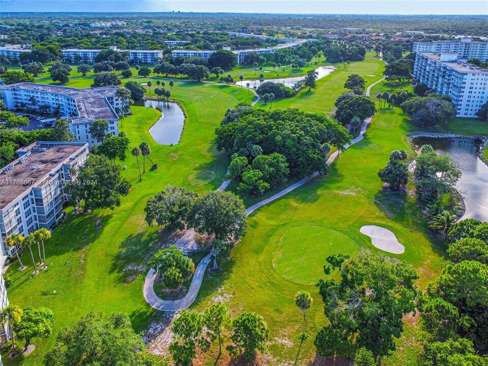 3850 Oaks Clubhouse Dr in Pompano Beach, FL - Foto de edificio