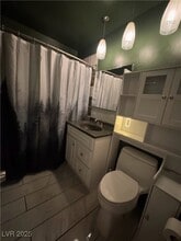 350 E Desert Inn Rd in Las Vegas, NV - Building Photo - Building Photo