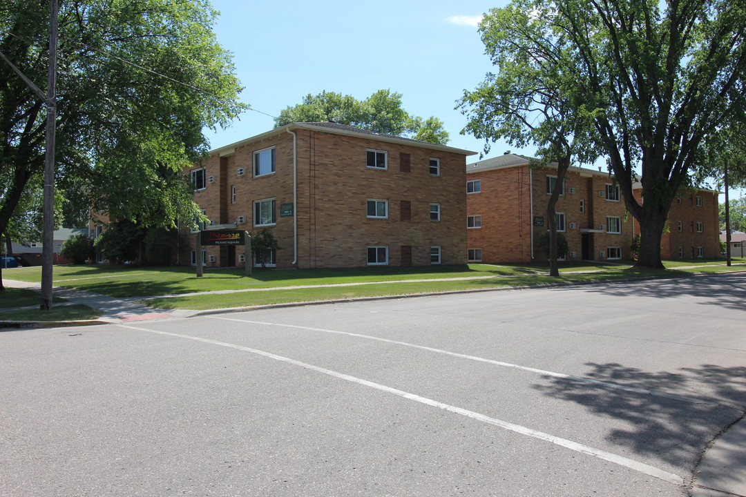 The Property Shop in Moorhead, MN - Foto de edificio