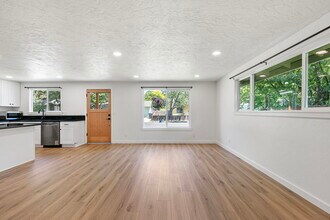 2438 Potter St in Eugene, OR - Building Photo - Building Photo