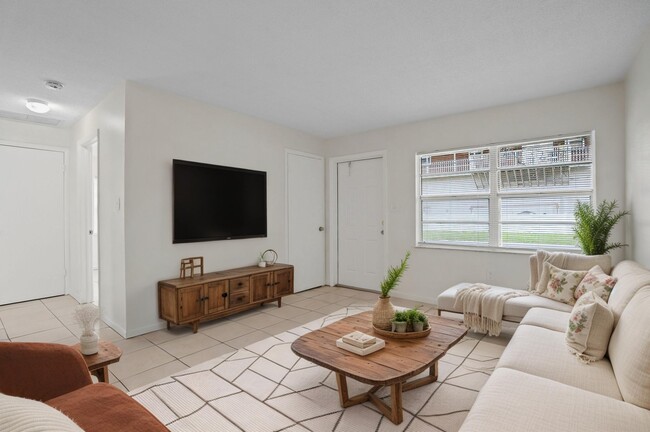 5901 Crestmont St, Unit A in Clearwater, FL - Foto de edificio - Building Photo