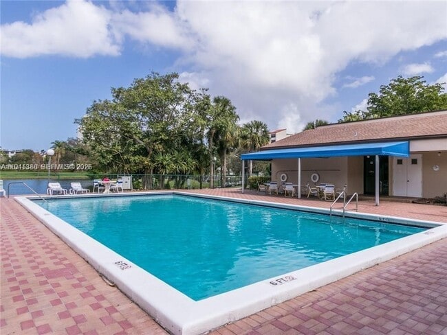 2316 S Cypress Bend Dr in Pompano Beach, FL - Building Photo - Building Photo