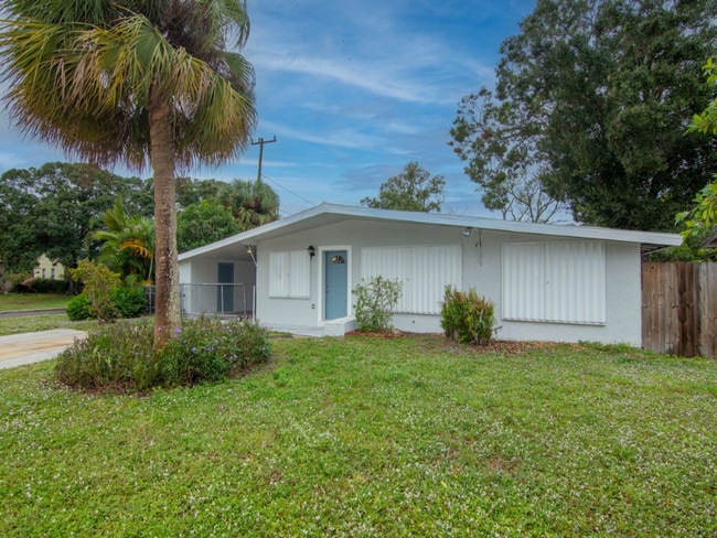 1219 S 10th St in Fort Pierce, FL - Foto de edificio - Building Photo