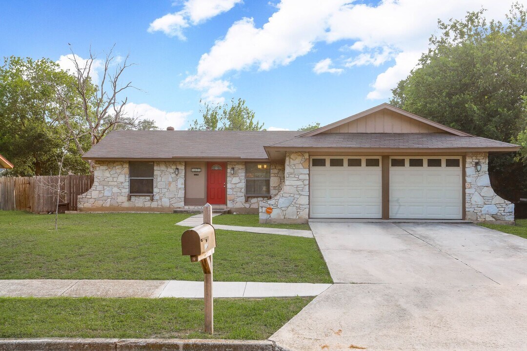 8226 Creekline Dr in Converse, TX - Building Photo