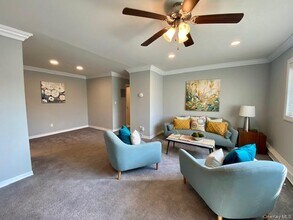 323 Brook Ave in Bay Shore, NY - Foto de edificio - Building Photo