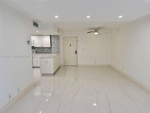 5415 Collins Ave in Miami Beach, FL - Building Photo - Building Photo