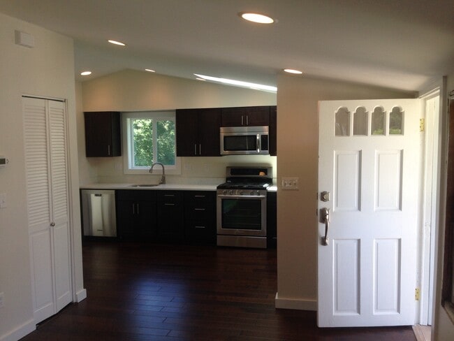 7 Maverick St, Unit one bed in Dedham, MA - Building Photo - Building Photo