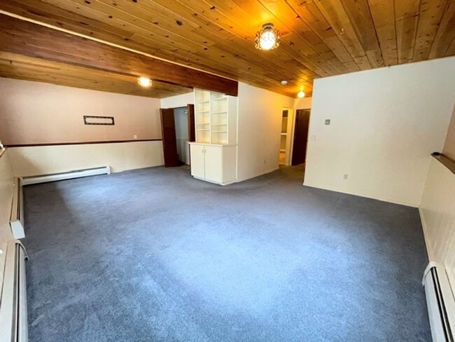 property at 2405 Glenkerry Dr