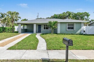 12 Wellesley Dr in Lake Worth Beach, FL - Building Photo