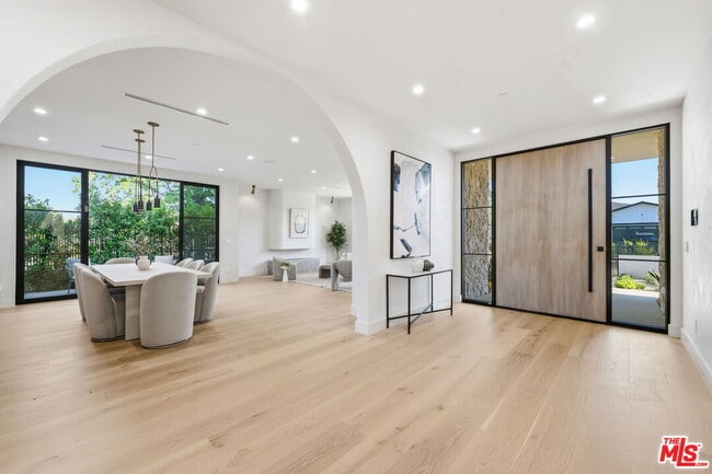 16643 Addison St in Los Angeles, CA - Building Photo - Building Photo