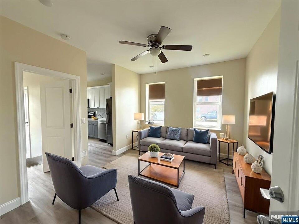 242 Westminster Pl in Lodi, NJ - Building Photo