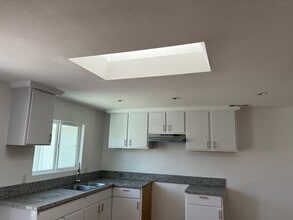 1215 W L St, Unit 2 in Wilmington, CA - Foto de edificio - Building Photo