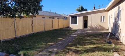 208 Lang St in Ventura, CA - Building Photo - Building Photo