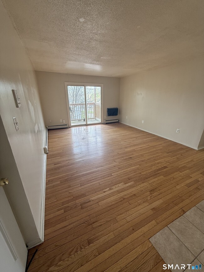 1051 Old Colony Rd in Meriden, CT - Building Photo - Building Photo