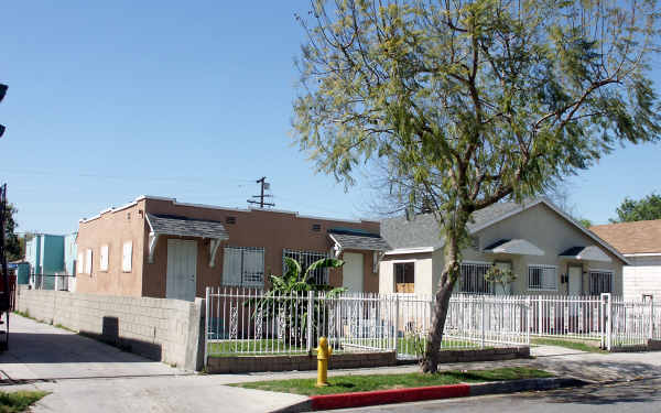 6911-6917 Adamson Ave in Bell Gardens, CA - Building Photo