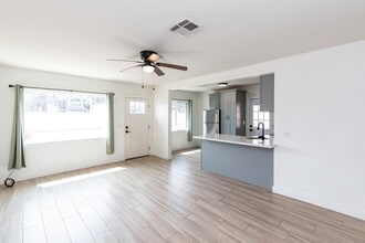 114 E Elliot Rd in Gilbert, AZ - Building Photo - Building Photo