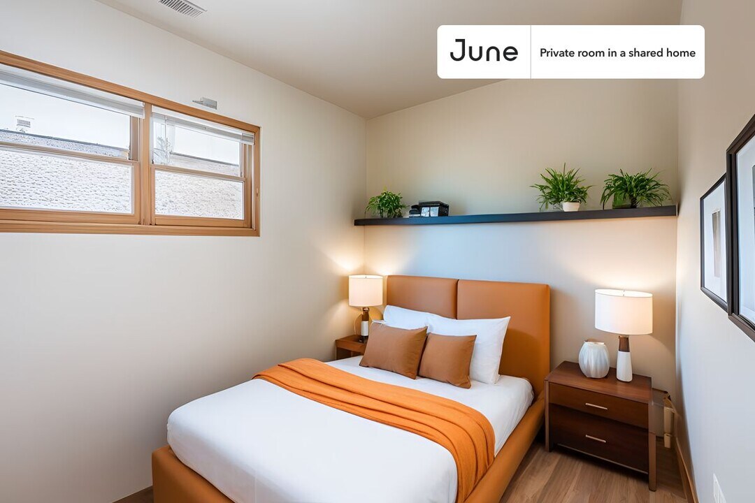 Room in Shared 3 bed/2 bath home in Chicago, IL - Building Photo