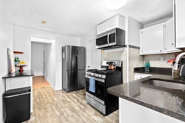 345 Lowell St, Unit 1 in Somerville, MA - Building Photo - Building Photo