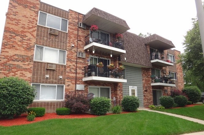 12715 Lacrosse Ave, Unit 301 in Alsip, IL - Building Photo